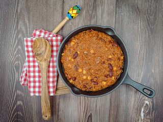 Plat mexicain traditionnel : chili con carne avec viande hachée de boeuf et haricots rouges.	