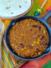 Plat mexicain traditionnel : chili con carne avec viande hachée de boeuf et haricots rouges.	