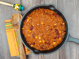 Plat mexicain traditionnel : chili con carne avec viande hachée de boeuf et haricots rouges.	