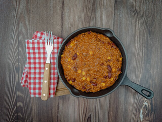 Plat mexicain traditionnel : chili con carne avec viande hachée de boeuf et haricots rouges.	
