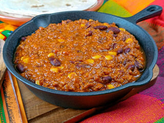 Plat mexicain traditionnel : chili con carne avec viande hachée de boeuf et haricots rouges.	