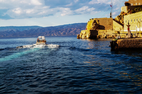 Motor boat leaves Hudra island andmove to Mainland of Greece