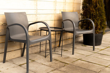 Obraz premium table and chairs in the yard, backyard of the house