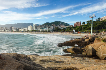 Panorama de la playa de Ipanema desde la Piedra del Arpoador en la costa de Rio de Janeiro en Brasil. Se observa las olas golpeando las playas y edificios altos
