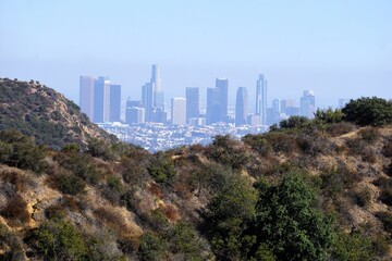 Panorama der Skyline von Downtown Los Angeles vom Mount Lee Overlook an einem sonnigen Tag