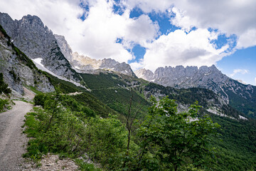 Fototapeta na wymiar Bergwanderung zur Gruttenhütte am Wilden Kaiser oberhalb von Elmau in Tirol