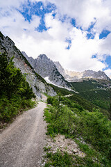 Bergwanderung zur Gruttenhütte am Wilden Kaiser oberhalb von Elmau in Tirol