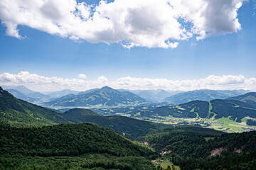 Fototapeta premium Blick auf Tirol mit Almen und Bergwald, alpine Luftaufnahme.