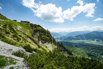 Fototapeta premium Am Wilden Kaiser in Tirol - Blick unweit von der Gruttenhütte hinab ins Tal.