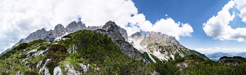 Wider Kaiser in Tirol - globale Panoramaaufnahme des Gebirges von einem Felsen an der Gruttenhütte...
