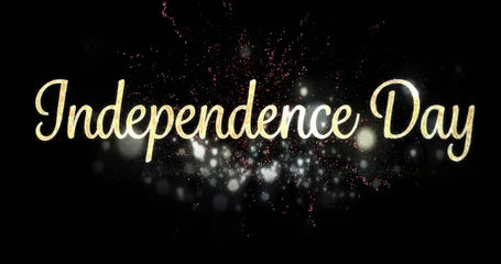 Keuken spatwand met foto Digital image of gold Independence Day text with red fireworks exploding against black background © vectorfusionart