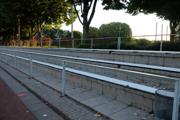FU 2022-09-22 Sportplatz 61 Hinter dem Geländer sind Treppen als Sitzgelegenheit