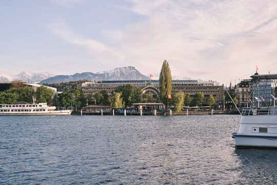 Stazione ferroviaria di Lucerna vista dalla sponda opposta del lago dei Quattro Cantoni