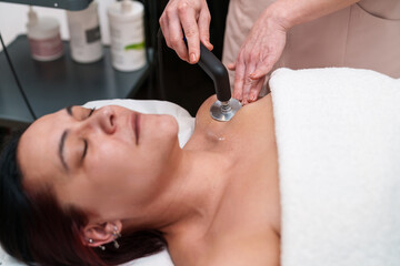 Expert applies radiofrequency therapy to enhance shoulder recovery.
