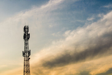 Obraz premium cell phone tower in sunrise