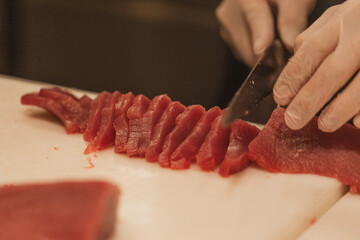 Hier wird frischer Thunfisch mit einem Scharfen Messer geschnitten und zerlegt