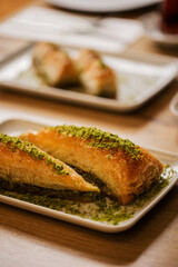 Künefe mit gebrannten Pistazien mit Mozzarella und Tee