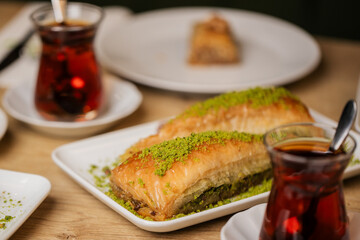 Künefe mit gebrannten Pistazien mit Mozzarella und Tee