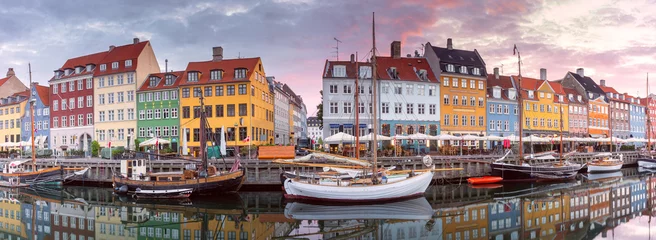Poster Panorama of Nyhavn with colorful facades of old houses and ships in Old Town of Copenhagen, Denmark. © Kavalenkava