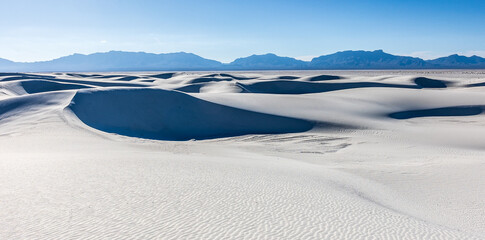 Other worldly landscape of gypsum dunes at White Sands NP. - obrazy, fototapety, plakaty