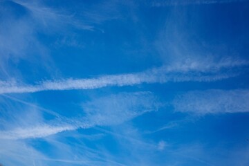 Farbiger Himmel mit interessanten Wolken als Hintergrund