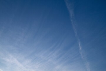 Fototapeta na wymiar Farbiger Himmel mit interessanten Wolken als Hintergrund