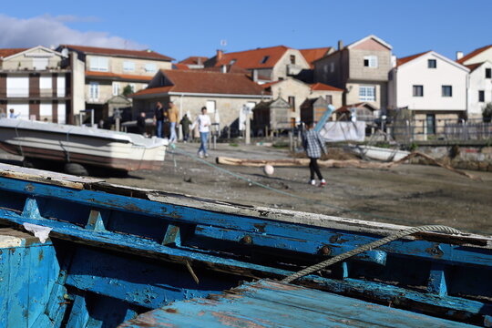 puerto del pueblo de combarro en galicia, famoso por sus h&oacute;rreos, con una barca en primer plano