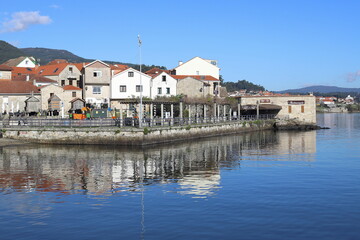 Fototapeta na wymiar Orillas del pueblo de combarro en galicia, famoso por sus hórreos