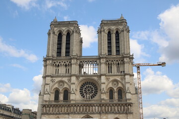 Fachada de Notre Dame durante las reparaciones