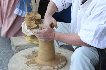 manos de un alfarero trabajando la arcilla en un torno