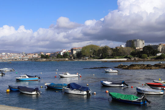 paisaje marino con barcas en Vigo