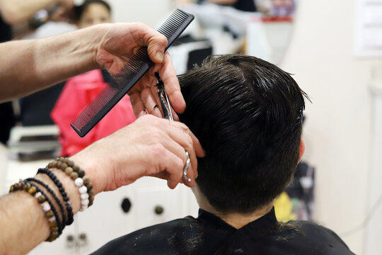 ni&ntilde;o con el pelo largo cort&aacute;ndolo en la peluquer&iacute;a para donarlo para hacer pelucas para personas enfermas de c&aacute;ncer
