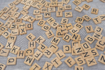 mélange de lettres  sur des carrés de bois