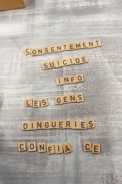 mots de pr&eacute;vention &eacute;crits avec des lettres imprim&eacute; sur des carr&eacute;s de bois, consentement, suicide, infp 