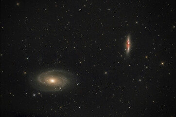 La galaxie du cigare M82 et une galaxie spirale M81