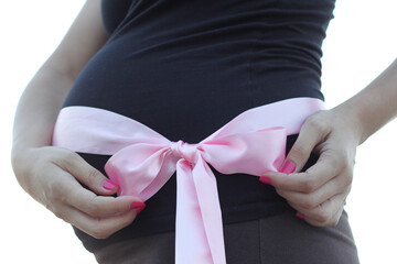 barriga de embarazada con un lazo rosa - 768308560