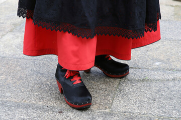 detalle de traje y calzado tradicional gallego