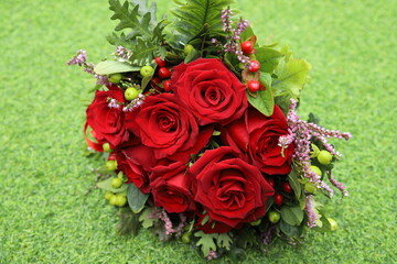 ramo de novia de rosas para una boda sobre un fondo verde - 768309574