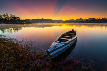 Perahu di Danau, Suasana sunrise di Situ Cileunca Pangalengan Bandung 