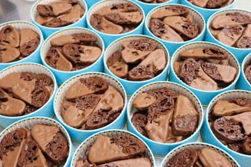 バレンタインギフト用のチョコレートラスク、缶のパッケージ