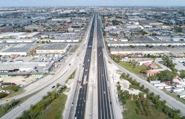 Obraz premium DRONE CAPTURE OF RONALD REAGAN TURNPIKE AT NW 74th ST, DORAL, MIAMI, FLORIDA.
