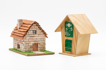 Casas en miniatura tradicional y casa futurista, aisladas en blanco