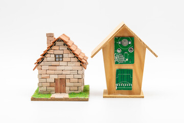 Casas en miniatura tradicional y casa futurista, aisladas en blanco