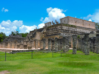 Fototapeta na wymiar Arquitectura maya en Chichenitzá, Yucatán, México