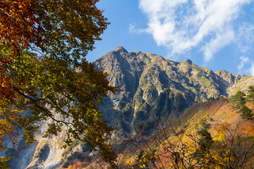 日本の風景・秋　紅葉の谷川岳　一ノ倉沢