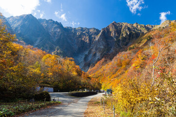日本の風景・秋　紅葉の谷川岳　一ノ倉沢