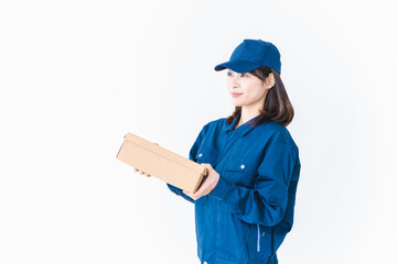 荷物をデリバリーする女性