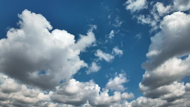 Clouds moving quickly across the blue sky. Time Laps video. Big Clouds Time Laps.