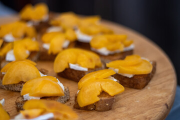 Canapés de queso con durazno 