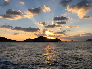 바닷가에서 보이는 해를 품은 섬